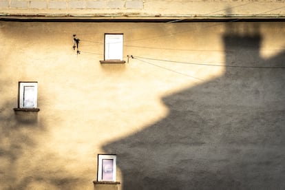 La sombra de la casa se proyecta sobre un edificio posterior a la Segunda Guerra Mundial, construido en los a?os '50 en la misma parcela. 