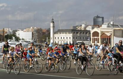 Los ciclistas por el nuevo frente marítimo inaugurado.
