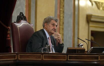 El presidente del Congreso, Jesús Posada, observa la tribuna de invitados, mientras es desalojada.
