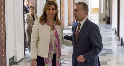 La presidenta de la Junta, Susana Díaz, con su homólogo canario, Paulino Rivero, en Sevilla.
