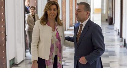 La presidenta de la Junta, Susana D&iacute;az, con su hom&oacute;logo canario, Paulino Rivero, en Sevilla.