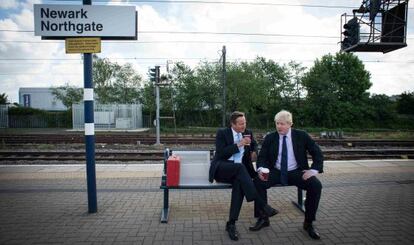 El primer ministro brit&aacute;nico, David Cameron (izquierda) y el alcalde de Londres, Boris Johnson, esperan el tren tras un mitin en Newark.