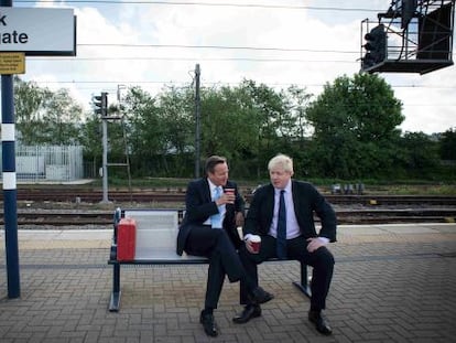 El primer ministro brit&aacute;nico, David Cameron (izquierda) y el alcalde de Londres, Boris Johnson, esperan el tren tras un mitin en Newark.