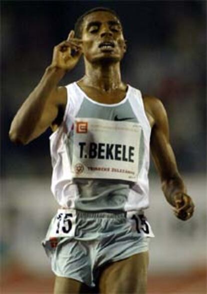 Bekele, al finalizar la prueba de 10.000 en la que batió el récord mundial.