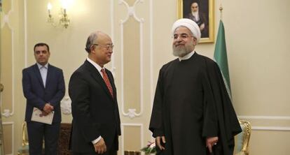 Hasan Rohani y Yukiya Amano, el domingo en Teherán.