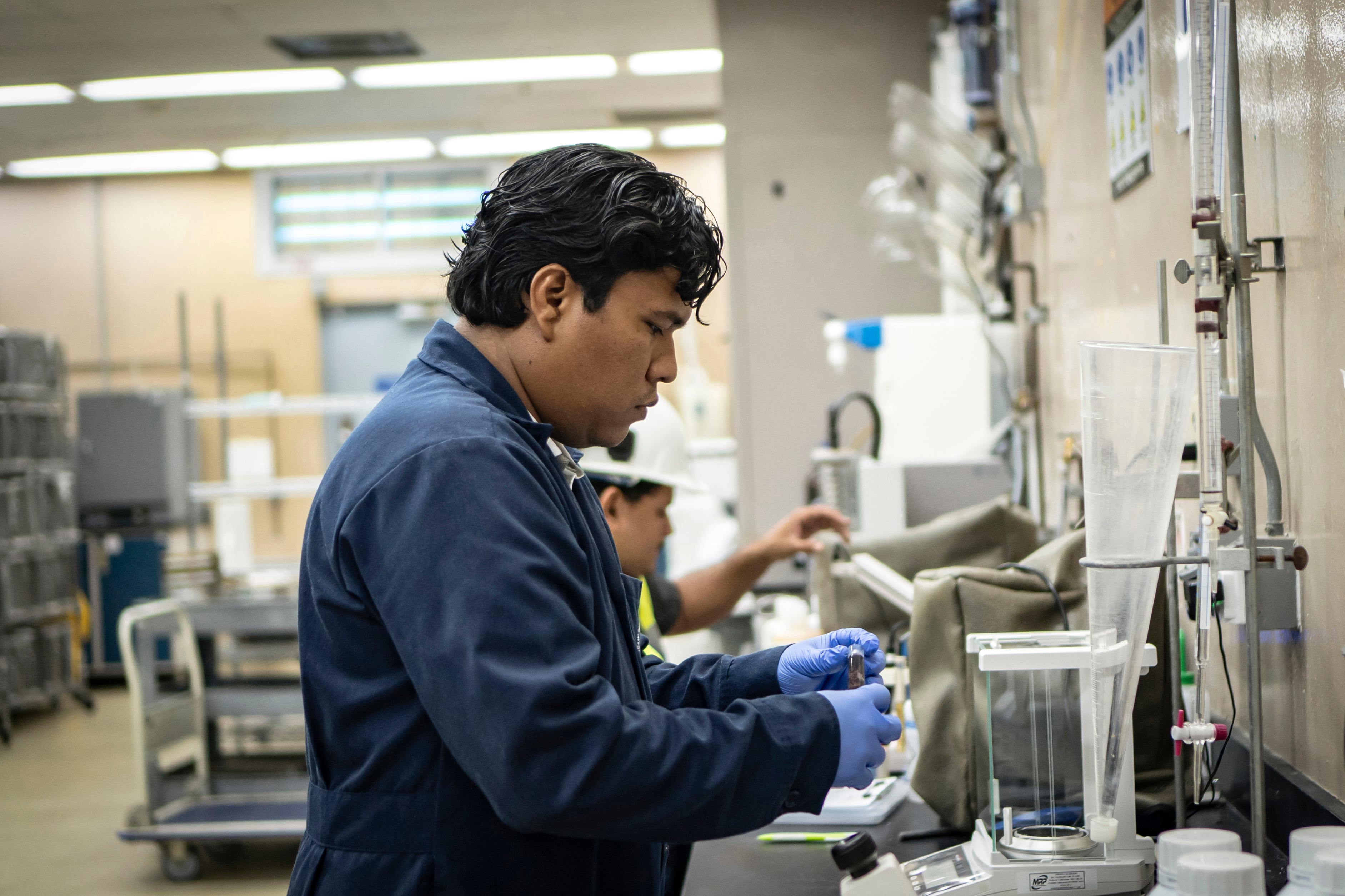José Rodríguez observa muestras de hemoglobina en un laboratorio en  COPEG, en Panamá, el 11 de junio de 2025. 