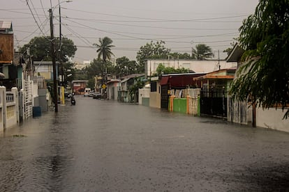 Mientras las fuertes lluvias continuaban causando estragos en Puerto Rico, el domingo por la noche el ciclón comenzó a desplazarse hacia República Dominicana, donde tocó sus costas a las 3.30.  En la imagen,  una calle inundada en el municipio puertorriqueño de Villa Blanca, momentos antes de la noche del 18 de septiembre de 2022.