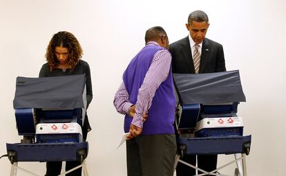 Barack Obama recibe ayuda mientras voto por anticipado, el 25 de octubre en un colegio electoral de Chicago.