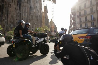 Unos turistas realizan un tour con el Quad Cityt Tour por Barcelona.