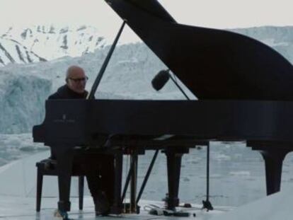 El pianista actúa sobre una plataforma flotante para apoyar una campaña de Greenpeace por la protección del oceáno