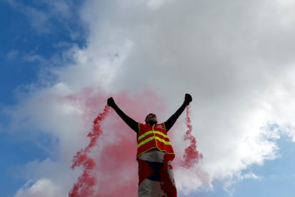 Un manifestante del sindicato CGT agita unas bengalas durante la manifestación en Niza. 