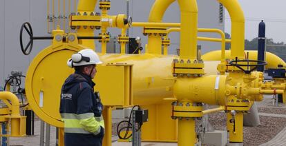 Un trabajador en la planta de la polaca Gaz System. 