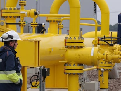 Un trabajador en la planta de la polaca Gaz System. 