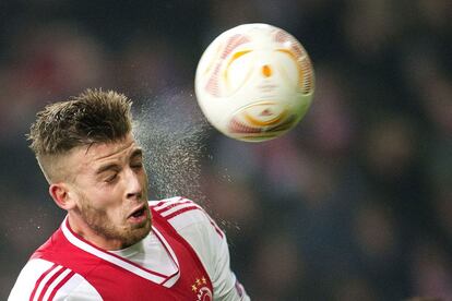 Toby Alderweireld del Ajax en el momento de marcar el 1-0 ante el Steaua.