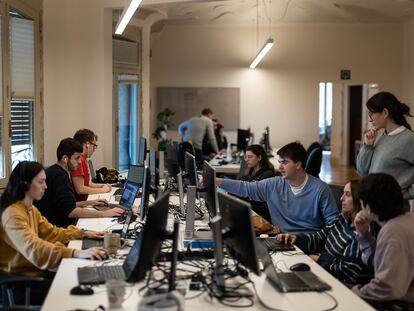 Empleados de la consultora digital Basetis, que trabaja sin jerarquías, en sus oficinas de Barcelona.