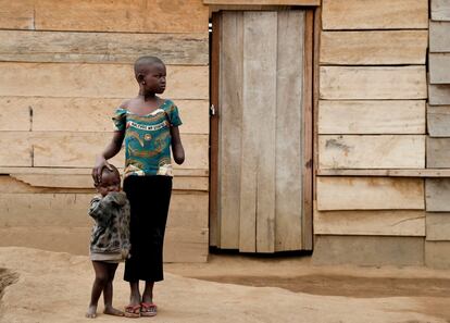 A Mave Grace, de 11 años, unos militares le amputaron parte del brazo cuando atacaron su pueblo, Tchee. Posa con su hermana de dos años, Racahele-Ngabausi, en el campo de desplazados internos de Bunia (República Democrática del Congo).