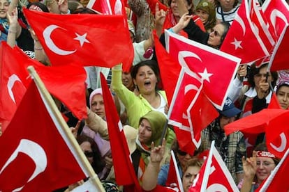 Un grupo de mujeres, en una manifestacin nacionalista el pasado mes de octubre en Ankara.