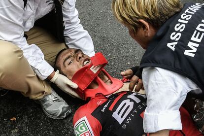 Momento en el que le colocan collarín al ciclista australiano- 