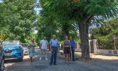 Francisco Cano, en el centro, junto a otros de los vecinos del barrio de Tablada, en la calle del Aeródromo de Tablada, afectada por la reurbanización planteada.