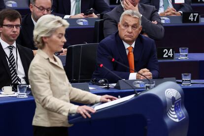 Viktor Orbán observa a Ursula Von der Leyen en su réplica, este miércoles en Estrasburgo (Francia).