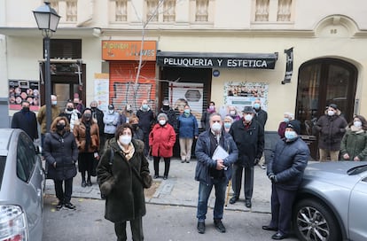 Vecinos de la los inmuebles de la Fundación Molina Padilla, en el barrio de Salamanca de Madrid.