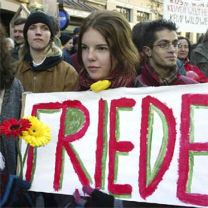 Paz. Esa ha sido la palabra más pintada en las pancartas y las más coreada por los varios de miles de austriacos que se han manifestado en Klagenfurt. Una eventual guerra en Irak podría incrementar la brecha en las relaciones trasatlánticas entre Europa y Estados Unidos.