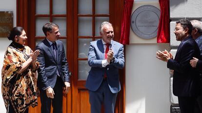 Teresa Mercado, Juan Duarte, Ángel Víctor Torres y Martí Batres al develar la placa conmemorativa, este 12 de junio.