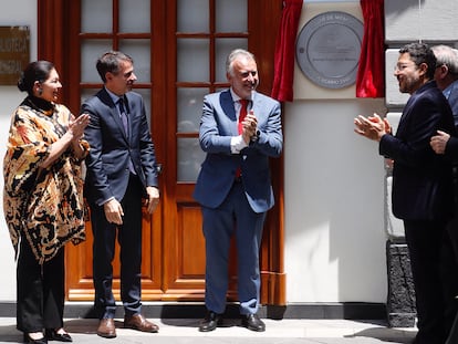 Teresa Mercado, Juan Duarte, Ángel Víctor Torres y Martí Batres al develar la placa conmemorativa, este 12 de junio.