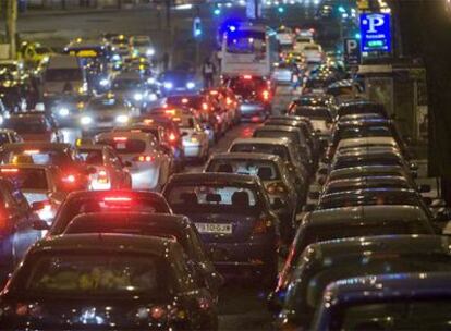 La puerta de la discote Kapital es un hervidero la noche del sábado. Sus aparcacoches controlan más de 20 coches en doble fila en ambos sentidos. La policía, que trabaja en los alrededores, no se acerca a multar a los mal estacionados.