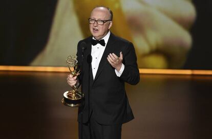 Harry Bradbee con su premio a Mejor dirección en comedia por 'Fleabag'.