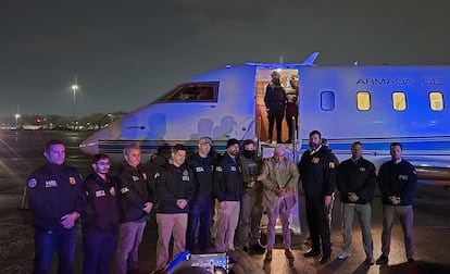 Rafael Caro Quintero escorted by DEA agents upon his arrival in the U.S.