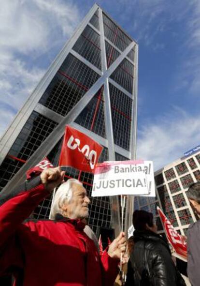 Concentración ante la Torre Bankia en Madrid, sede del banco, que prevé despedir a unos 5.000 trabajadores. EFE/Archivo