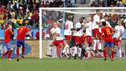 El delantero de la selección española David Villa lanza una falta ante la portería de la selección de Suiza.