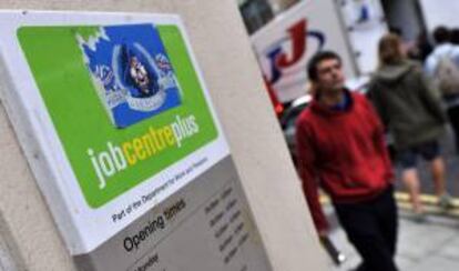 Unos peatones pasan al lado de una empresa de búsqueda de empleo en Londres, Reino Unido. EFE/Archivo