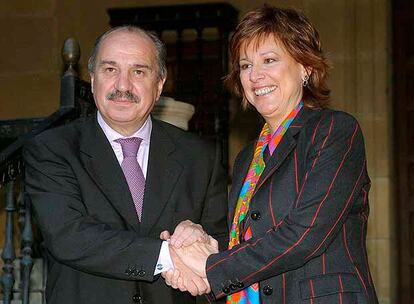 Jos Manuel Esnal, <i>Man, </i>el nuevo tcnico, ayer, con la presidenta, Ana Urquijo.