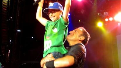 Bruce Springsteen con el pequeño de la familia Oppenheim, Morty.