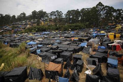 O déficit de casas em São Paulo é um dos principais problemas enfrentados pelas autoridades há várias décadas e levou milhares de famílias a invadir edifícios e terrenos desocupados. Na imagem, vista do acampamento "Copa do Povo".