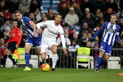 Cristiano intenta mantener el balón.