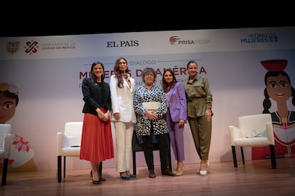 Eleonore Caroit, diputada francesa, María Emma Mejía, ex secretaria general de UNASUR y ex canciller de Colombia, Gabriela Warkentin, moderadora de la mesa, Myriam Méndez Montalvo, coordinadora de Valiente es Dialogar, y Marcela Aguiñaga, prefecta del Gobierno provincial de Guayas (Ecuador), durante el segundo panel del diálogo 'Mujeres de América por los derechos y el bienestar', en Ciudad de México, el 31 de mayo de 2023.