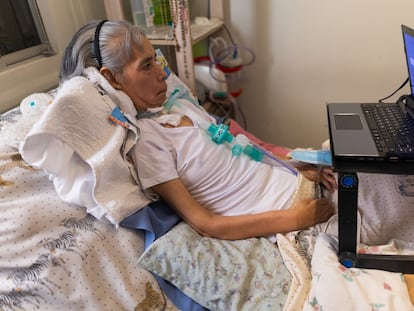 María Benito, paciente aquejada por una esclerosis lateral amiotrófica, en etapa avanzada el 13 de febrero de 2024.