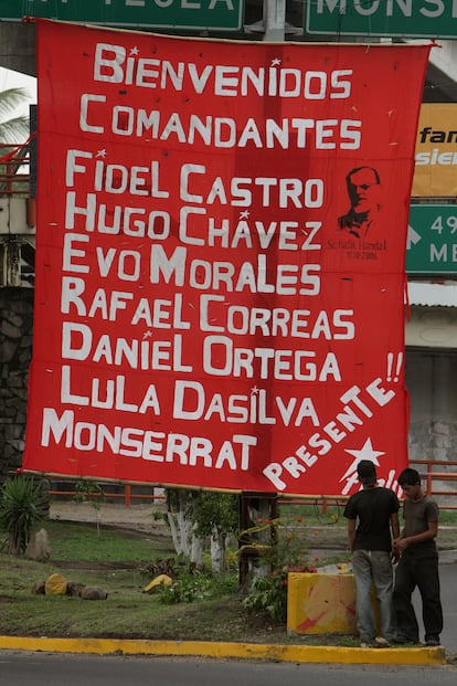 Pancarta del Frente de Liberación Nacional Farabundo Martí en San Salvador, en 2009