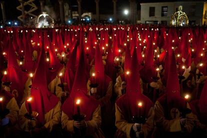 Para algunos, la Semana Santa significa emoción, fe y devoción. Para otros, esos señalados días no son más que el agobio de lidiar con grandes muchedumbres que atascan las calles de ciudades y pueblos de España (<a href="https://www.nada.kth.se/utbildning/grukth/exjobb/rapportlistor/2007/rapporter07/nygren_martin_07070.pdf" target="_blank">algunos estudios</a> alertan de que la sensación de bloqueo en una multitud puede generar situaciones de estrés). Hay quien tiene miedo a los capirotes, y hay quien no soporta el olor a incienso (algunos podrían contener componentes tóxicos, y <a href="https://www.eurekalert.org/pub_releases/2015-08/s-iib082515.php" target="_blank">esta investigación</a> recomienda no utilizarlos en espacios cerrados). España es un país tradicionalmente católico, y las procesiones llegan a la gran mayoría de las localidades. Pero si no va con usted, no sufra: en estos 14 lugares remotos, bellos y apartados jamás encontrará a un nazareno.