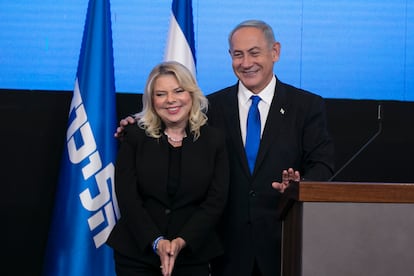 Benjamin Netanyahu celebra junto a su esposa Sara la victoria en las elecciones, el 1 de noviembre de 2022. 