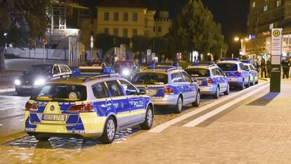 Veh&iacute;culos de la polic&iacute;a permanecen aparcados en el Kornmarkt en Bautzen (Alemania) donde un grupo de 380 personas de la extrema derecha se enfrent&oacute; a 20 refugiados en el centro de Bautzen. 