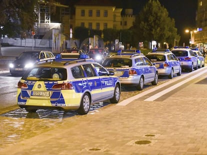 Veh&iacute;culos de la polic&iacute;a permanecen aparcados en el Kornmarkt en Bautzen (Alemania) donde un grupo de 380 personas de la extrema derecha se enfrent&oacute; a 20 refugiados en el centro de Bautzen. 