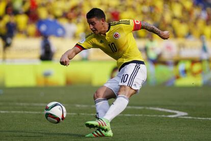 James Rodríguez remata a puerta contra Ecuador.