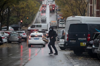 Un repartidor de Amazon entre la lluvia, este viernes en Madrid. 