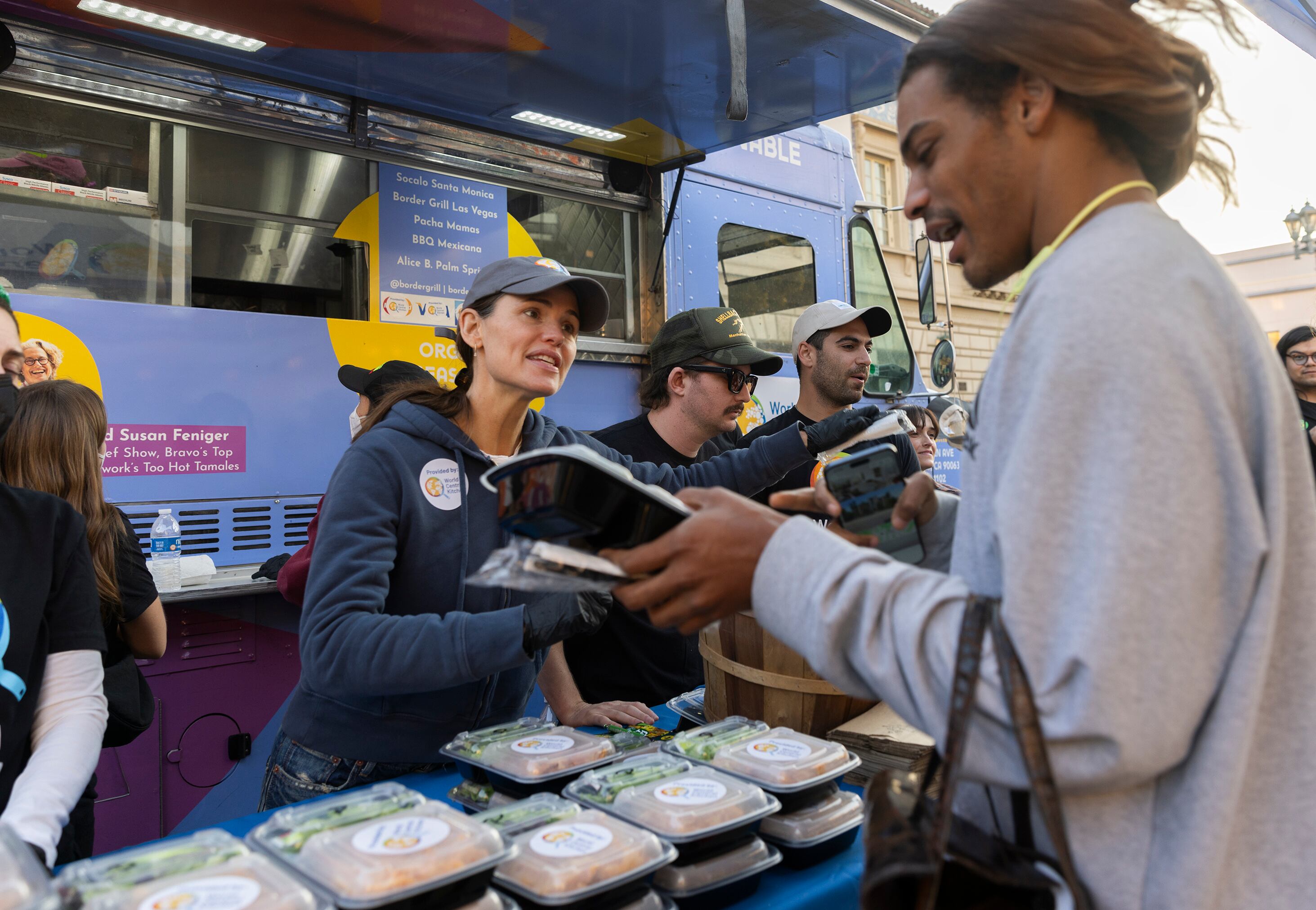 La actriz Jennifer Garner reparte alimentos como parte del World Central Kitchen, frente al Centro de Convenciones de Pasadena, en Los Ángeles, el 10 de enero de 2025.