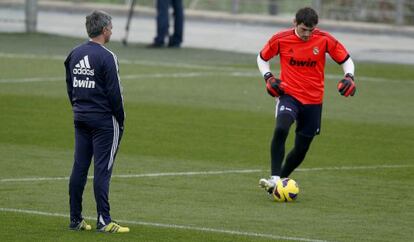 Mourinho observa a Casillas en el entrenamiento del viernes en Valdebebas.