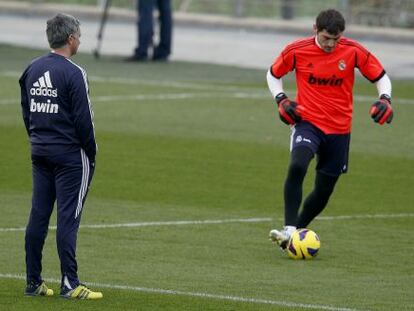 Mourinho observa a Casillas en el entrenamiento del viernes en Valdebebas.